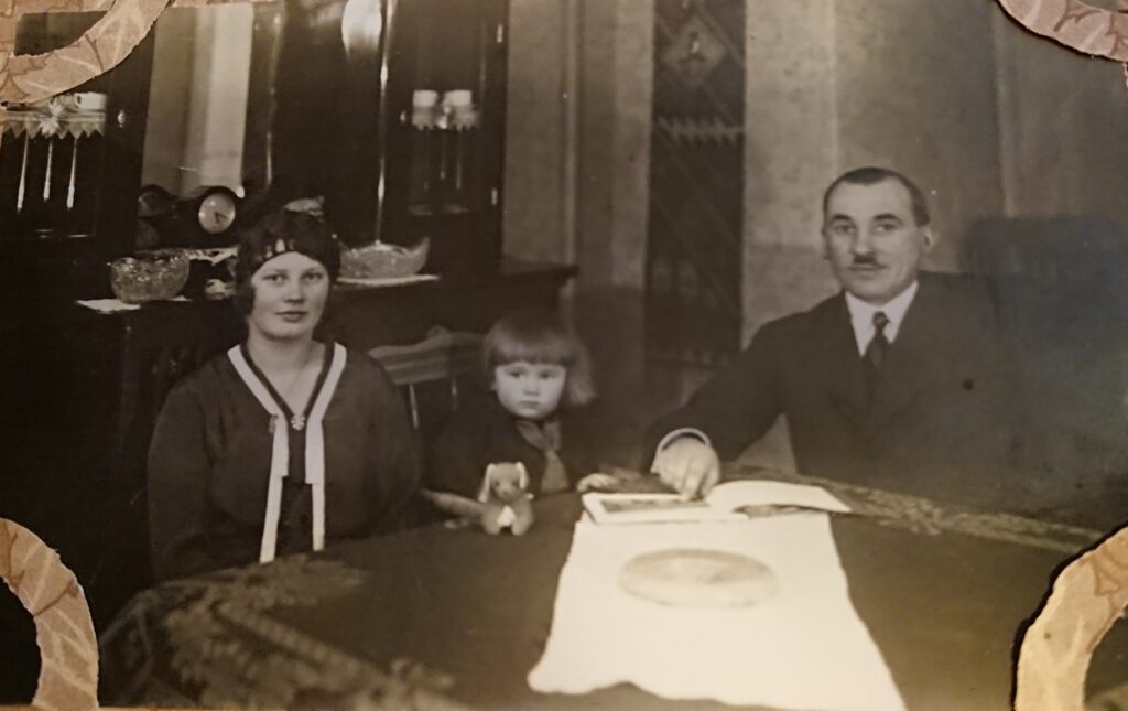 analiza zjęcia  w genalogii w praktyce. Na podstawie strojów i wyposażenia wnętrza określić ramy czasowe, status społeczny mieszkańców