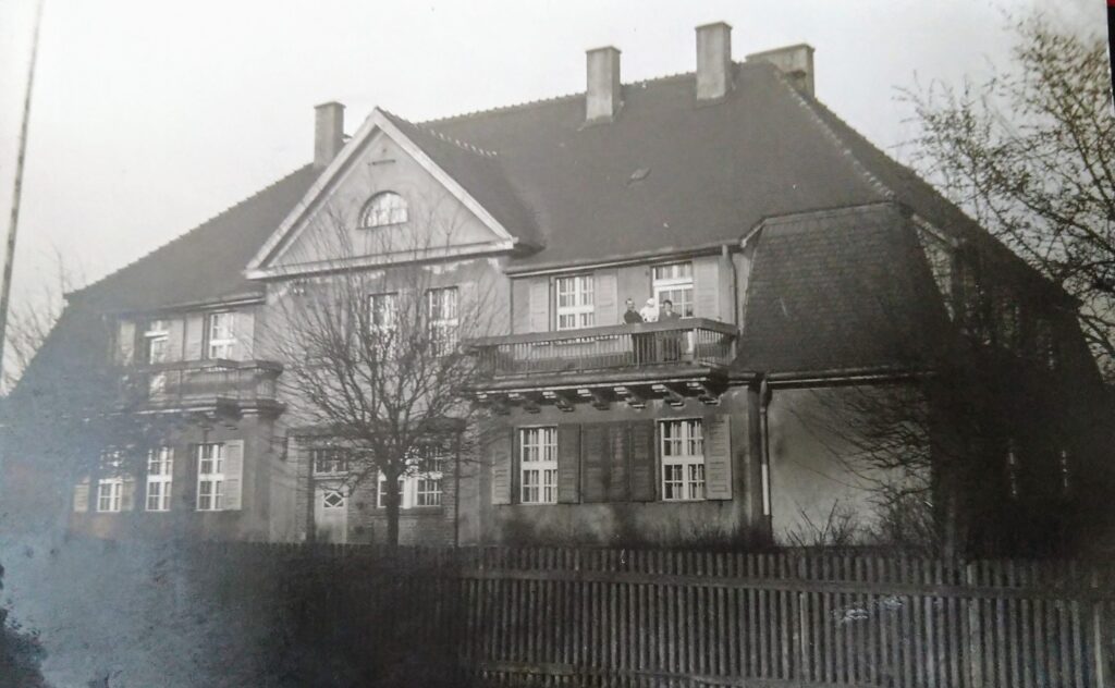 Tajemniczy budynek ze zdjęcia z lat 30. XX wieku. Fotografia powstała na Górnym Śląsku
