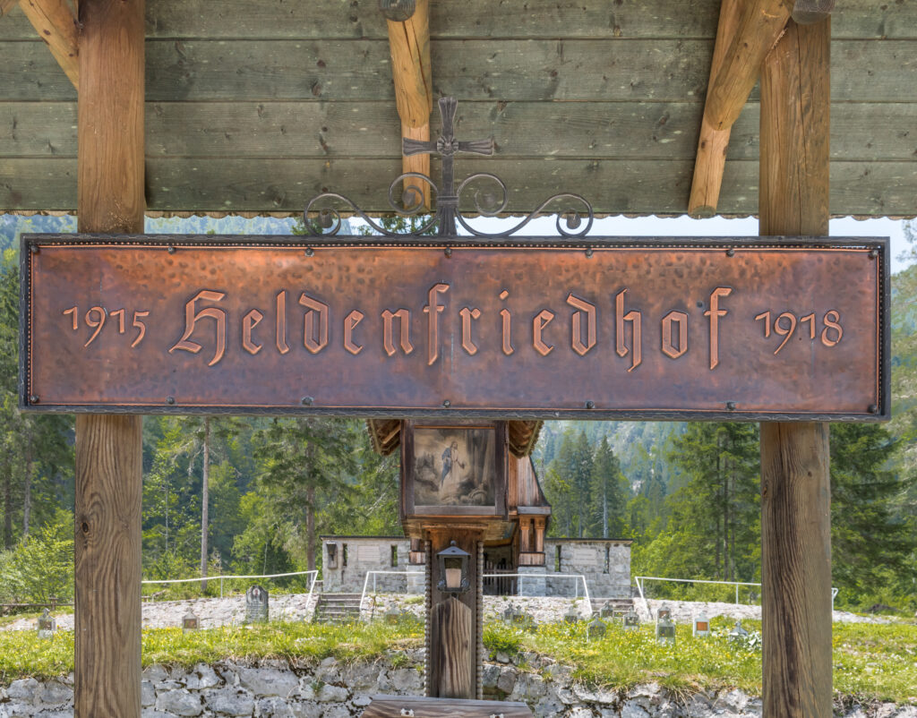 Tablica pamiątkowa na cmentarzu żołnierzy austro-węgierskich poległych w I wojnie światowej w Valbrunie.